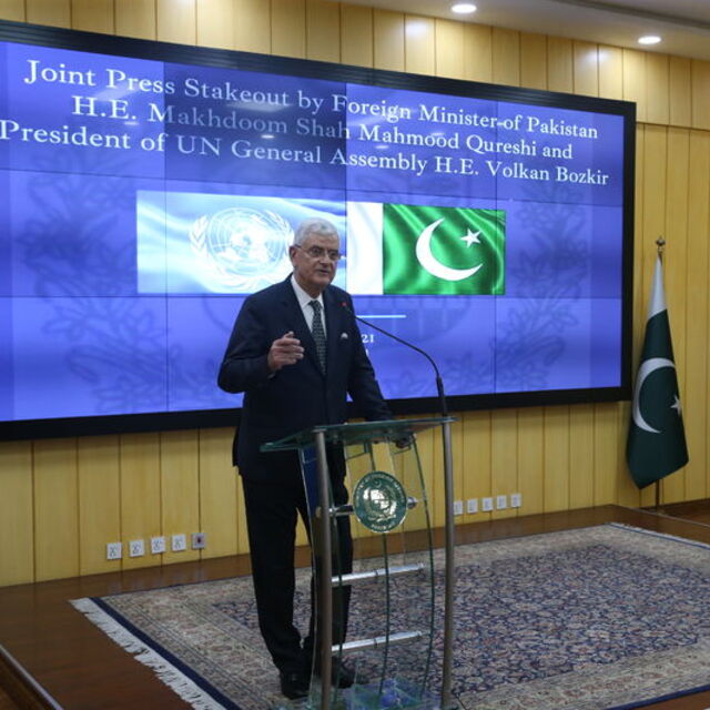 Pakistan'da Bozkır'a devlet nişanı verildi