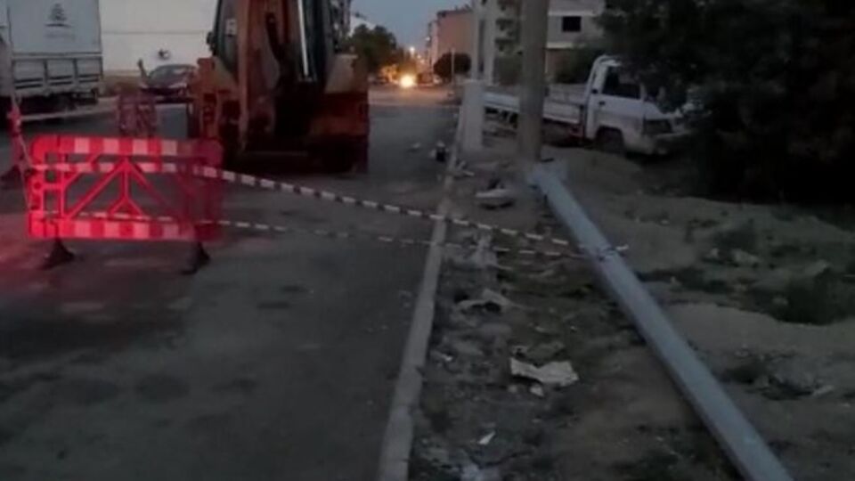 Aydınlatma direğinin altında kalan çocuk öldü