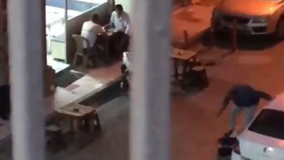 Eski eşini sokak ortasında darbetti, çevredekiler seyretti!