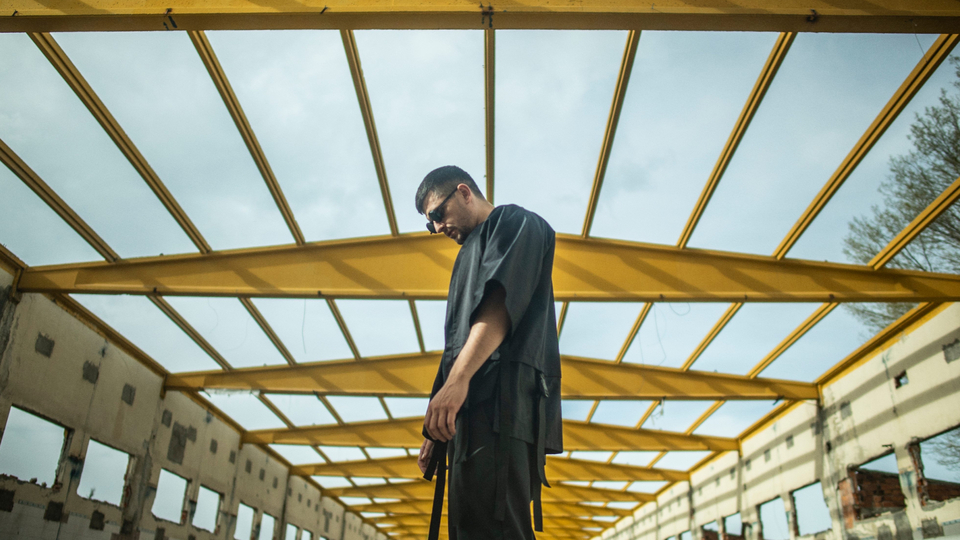 "Şarkı, yalnızlığın insana güç verdiğini söylüyor"