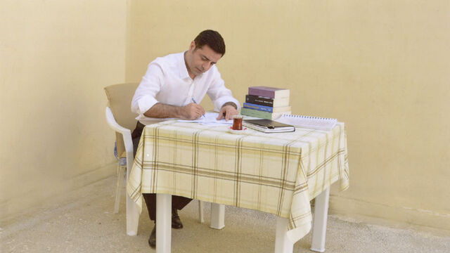Selahattin Demirtaş için 2 yıl 6 ay hapis cezası