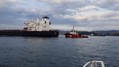 İstanbul Boğazı'nda tanker kıyıya sürüklendi!