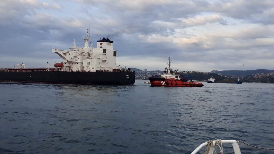 İstanbul Boğazı'nda tanker kıyıya sürüklendi!