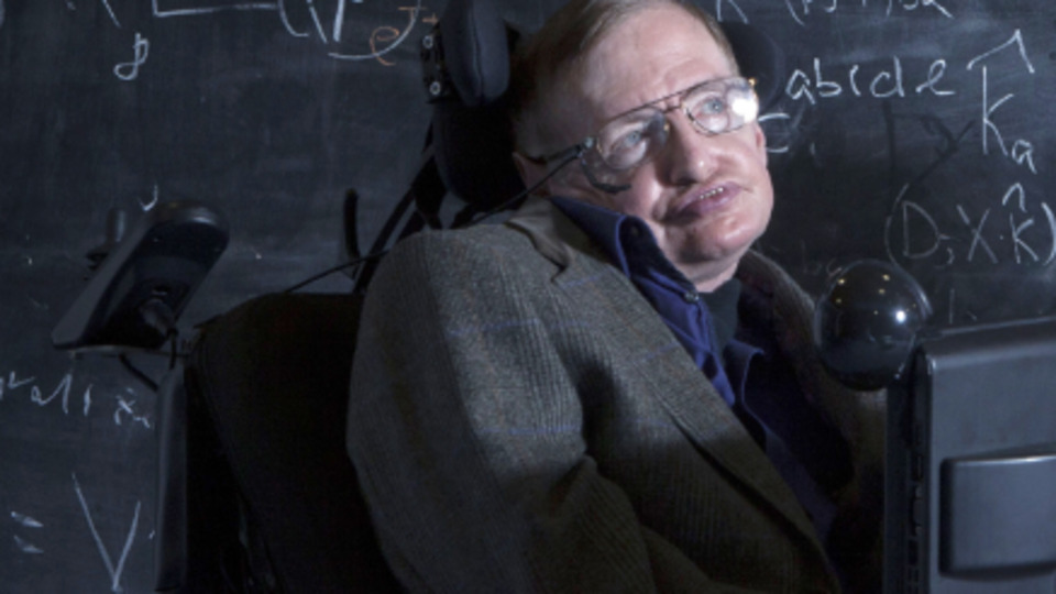 Modern zamanların dahisi Stephen Hawking'in kişisel eşyaları sergileniyor