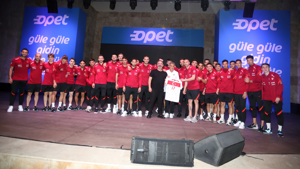 Cem Yılmaz'dan "güle güle" uğurlama