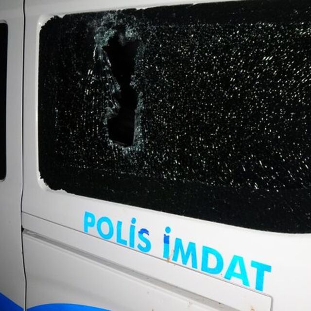 Edirne'de polis aracına 'kiremitli' saldırı