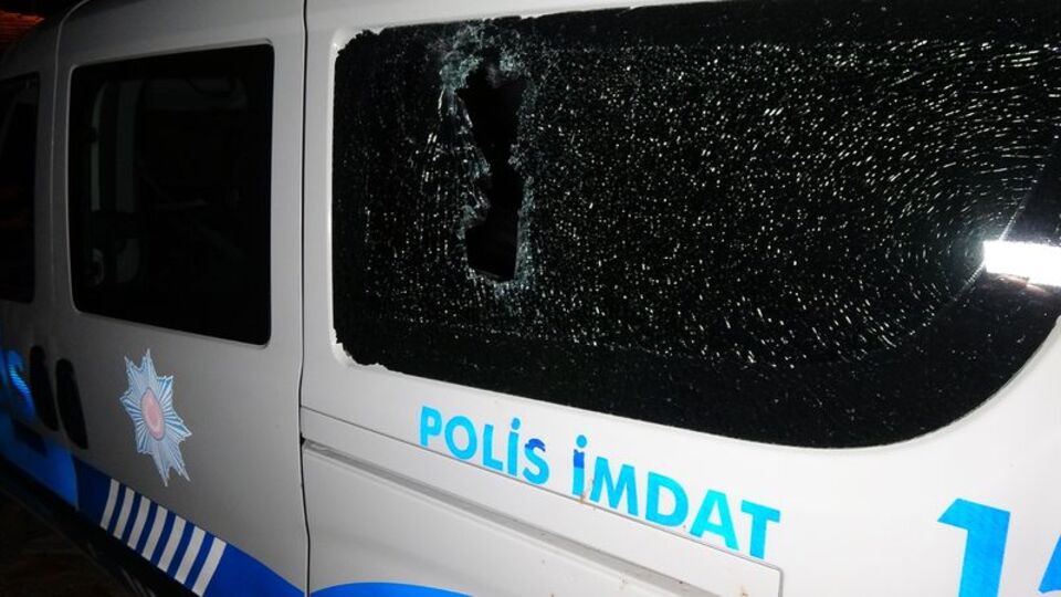 Edirne'de polis aracına 'kiremitli' saldırı