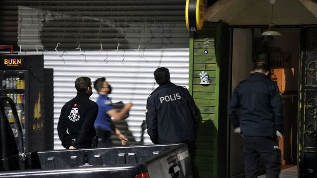 Polisi görünce kendilerini büfeye kilitlediler
