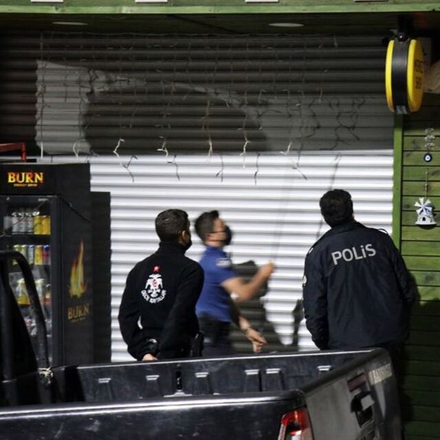 Polisi görünce kendilerini büfeye kilitlediler