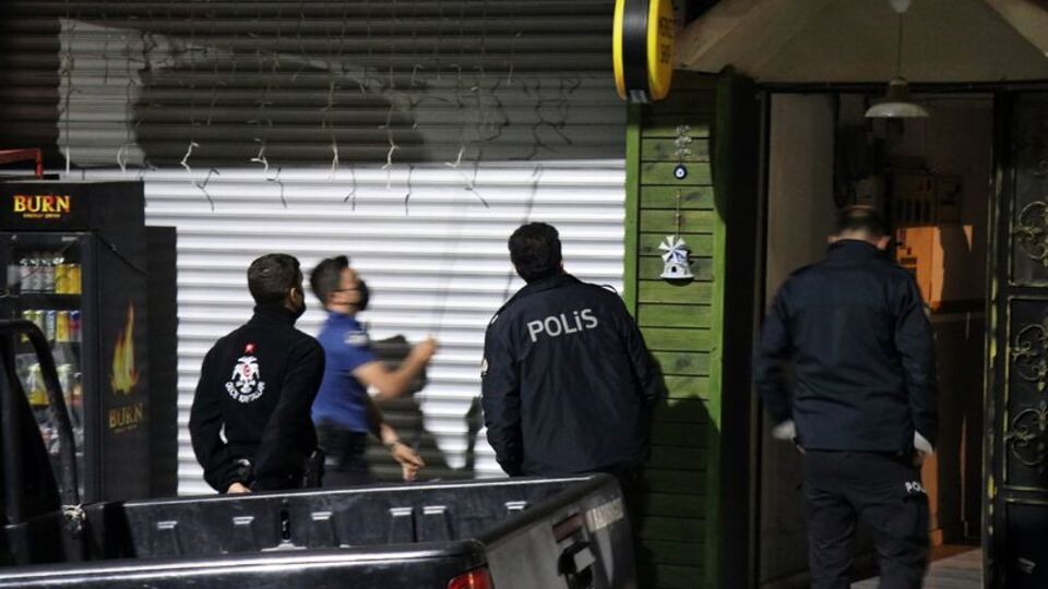 Polisi görünce kendilerini büfeye kilitlediler