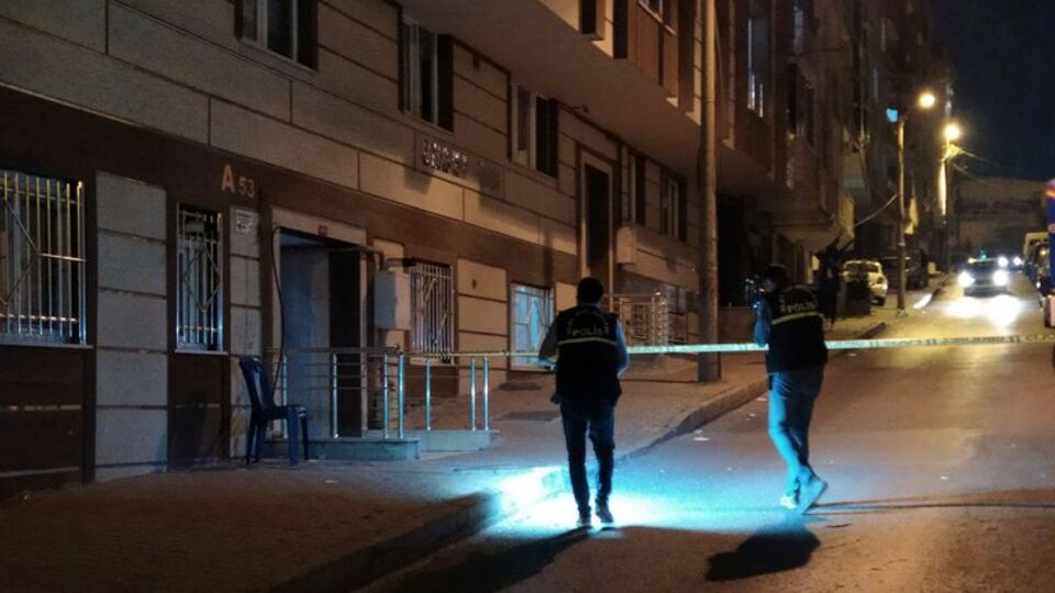 Husumetlisinin evini kurşunladı