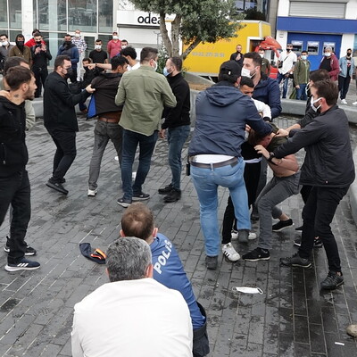 Taksim Meydanı'nda kemerli kavga! Özel harekat müdahale etti
