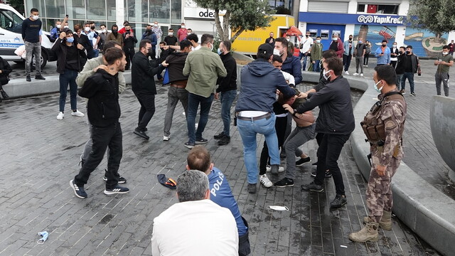 Taksim Meydanı'nda kemerli kavga! Özel harekat müdahale etti