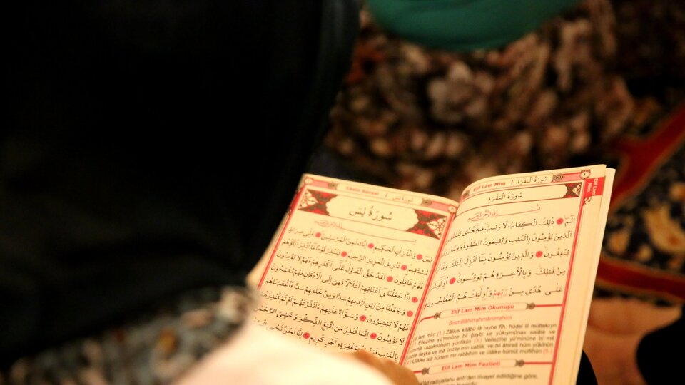 İnsan Suresi Arapça ve Türkçe okunuşu