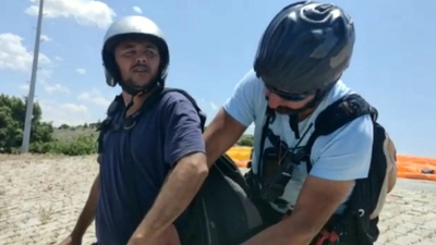 Paraşütçüyle diyaloğu güldürmüştü! Kendisi de uçtu