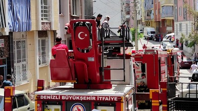 Evi yakıp apartmanın kapısını kilitledi!