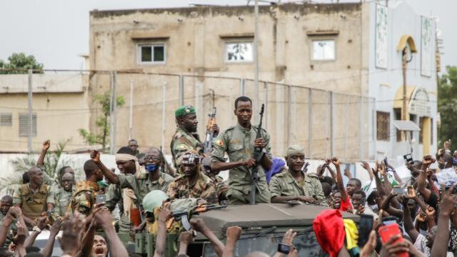 ECOWAS, Mali'nin üyeliğini askıya aldı