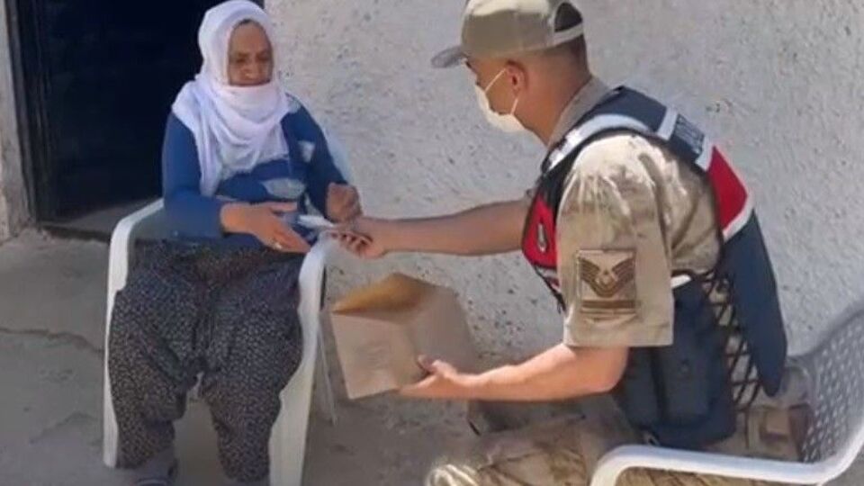 Yaşlı kadın para ve altınlarına kavuştu