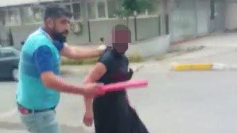 Eşe taciz iddiası! Etek giydirip döverek karakola götürdü!