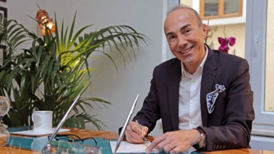 Gündüz neşter, gece kalem tutuyor!