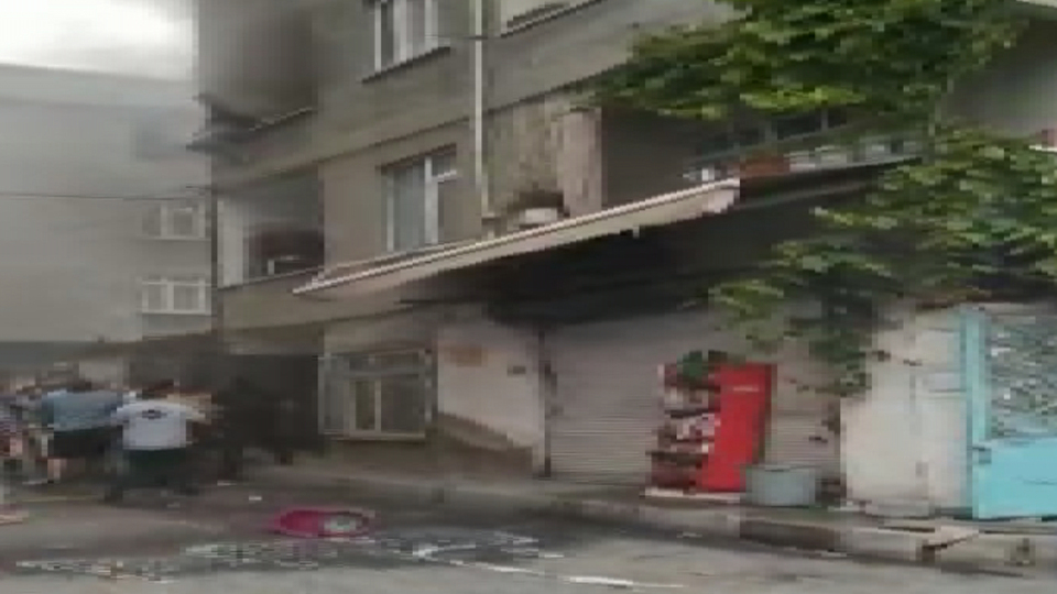 Yangın binaya sıçrayınca balkondan atladı!