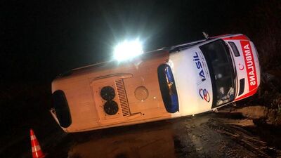 Balıkesir'de ambulans devrildi: 4 yaralı