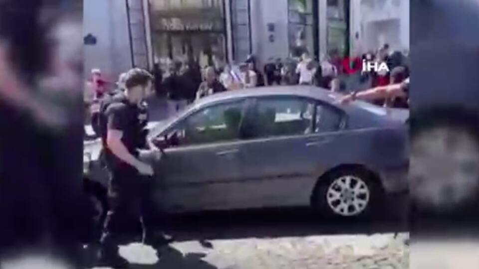 Yer: Paris! Aracıyla kalabalığa daldı!