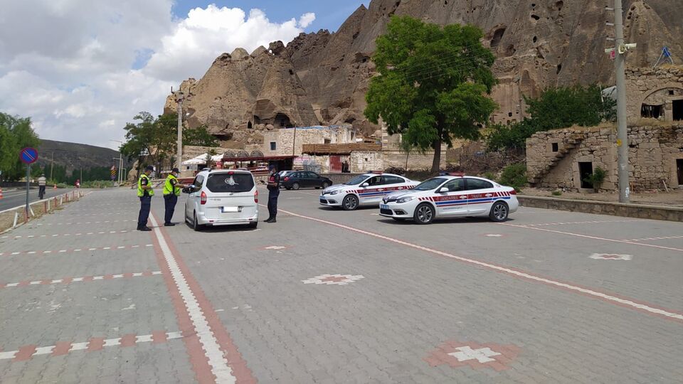 Şüpheli TIR'da 92 göçmen yakalandı