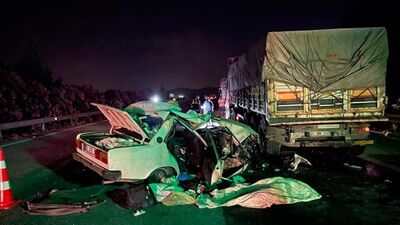 Otomobil TIR'a çarptı: Anne öldü, baba ve çocuklar yaralı