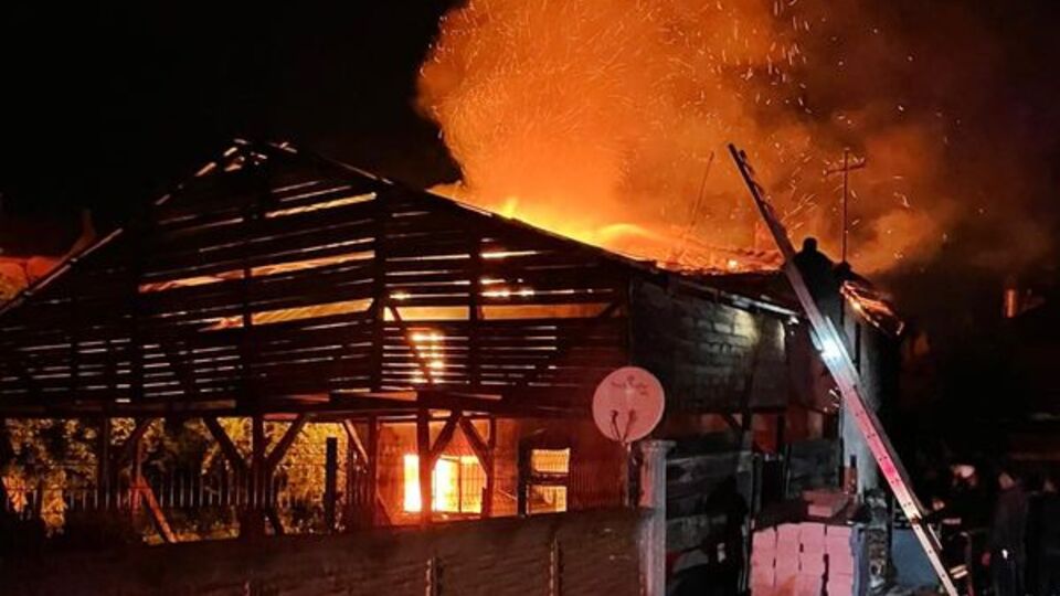 Sobayı benzinle yaktı, ev küle döndü