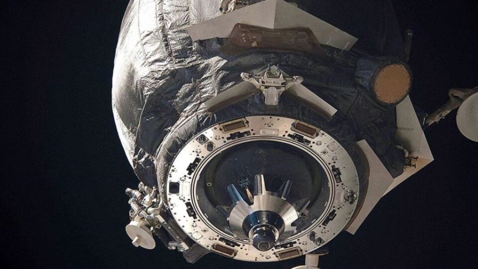 Uzayda çarpışma! Delik açıldı