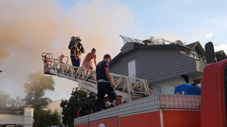 Otelde yangın paniği! Turistlerin zor anları