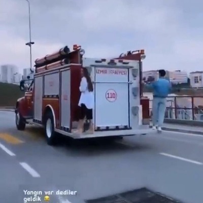 İtfaiye aracında tepki çeken görüntü!