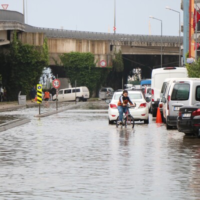 İki kenti sağanak yağış vurdu!