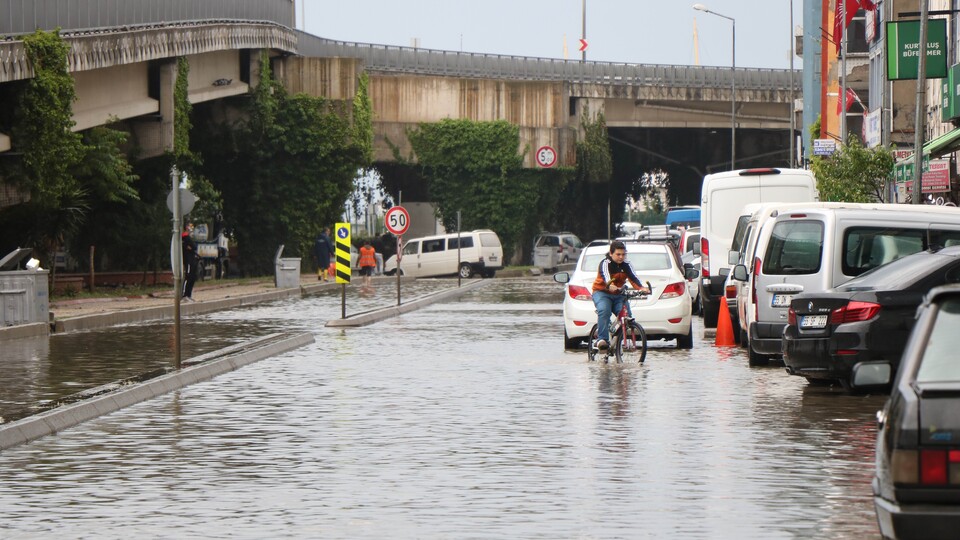 İki kenti sağanak yağış vurdu!