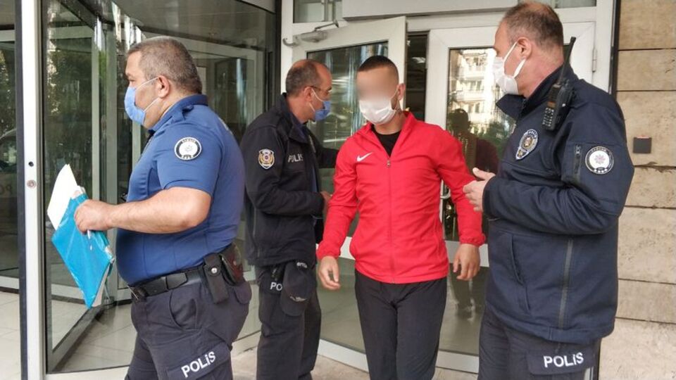 Duruşmada fotoğraf çeken genç tutuklandı