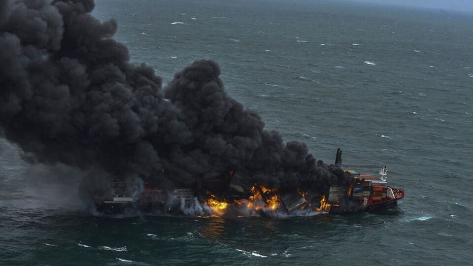Sri Lanka'da günlerdir yanan konteyner gemisi batıyor!
