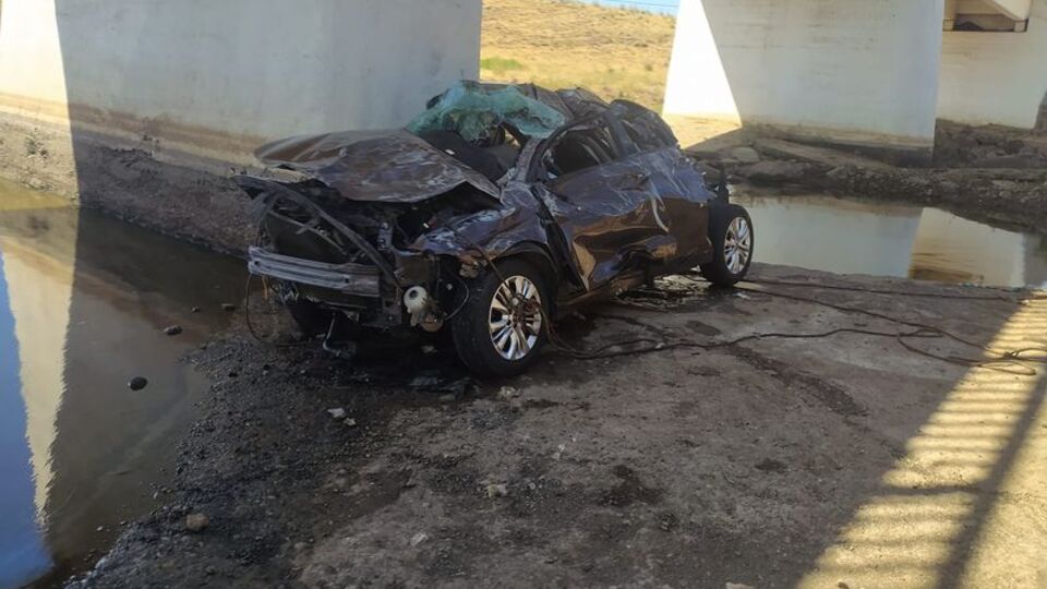 Üst geçitten dereye uçtu: 5 ölü!