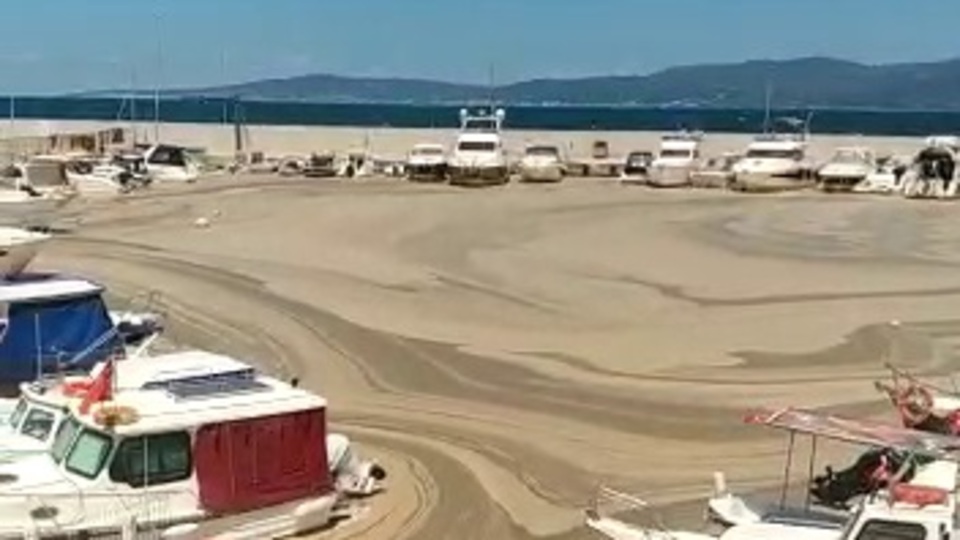 Feci manzara! Deniz çöle dönüştü