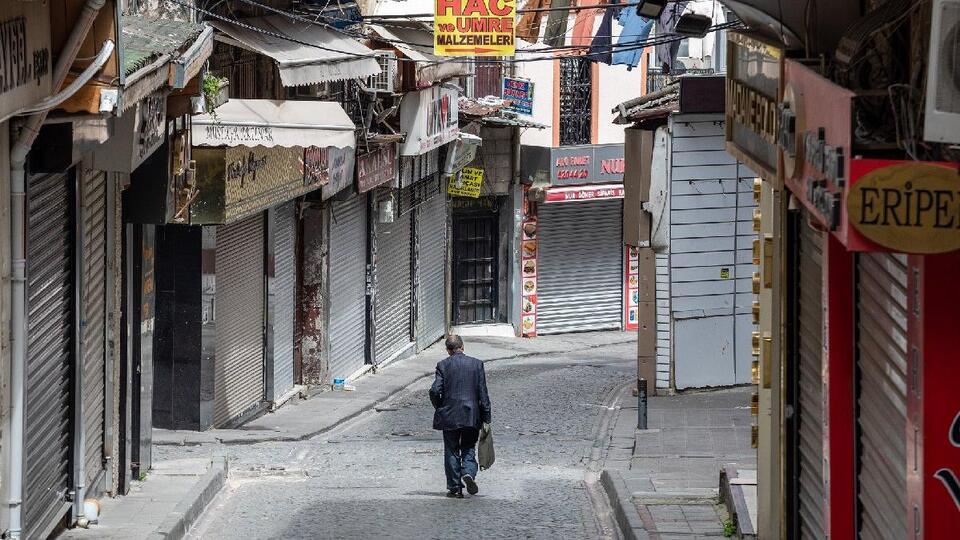 Hafta sonu sokağa çıkma yasağı var mı?