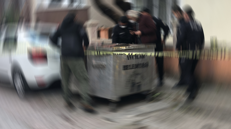 Yeni doğan bebeğini çöpe attı!