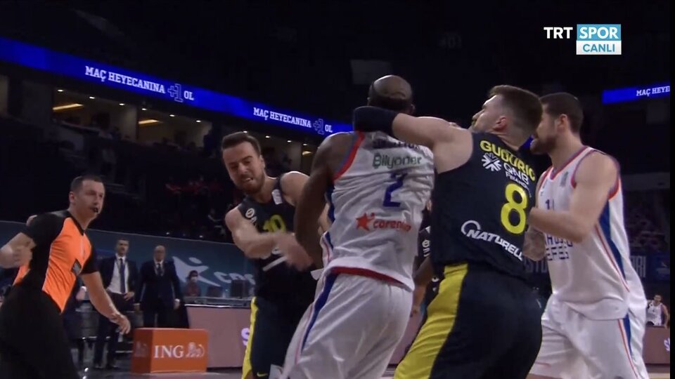 Olaylı maçta kazanan Anadolu Efes