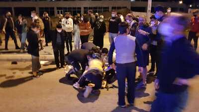 Kaldırımda kızıyla yürürken kamyonet çarptı!