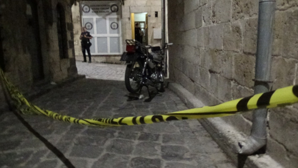 Polise kimlik vermeyen şüpheliler ateş açtı: 1 polis yaralı