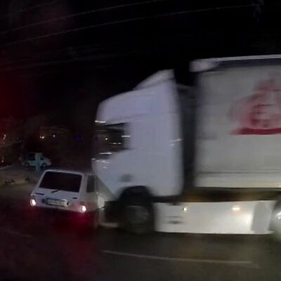 Manisa'da TIR otomobili biçti, dehşet anları kameraya yansıdı!