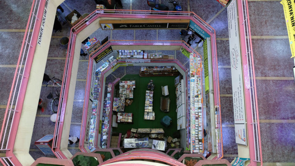 Kitap koklamak için geliyorlar... Baş döndürüyor!