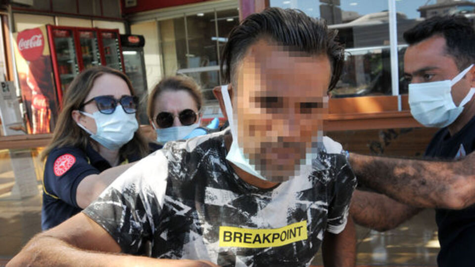 Sırtına saplı bıçakla görüntülü konuştu!