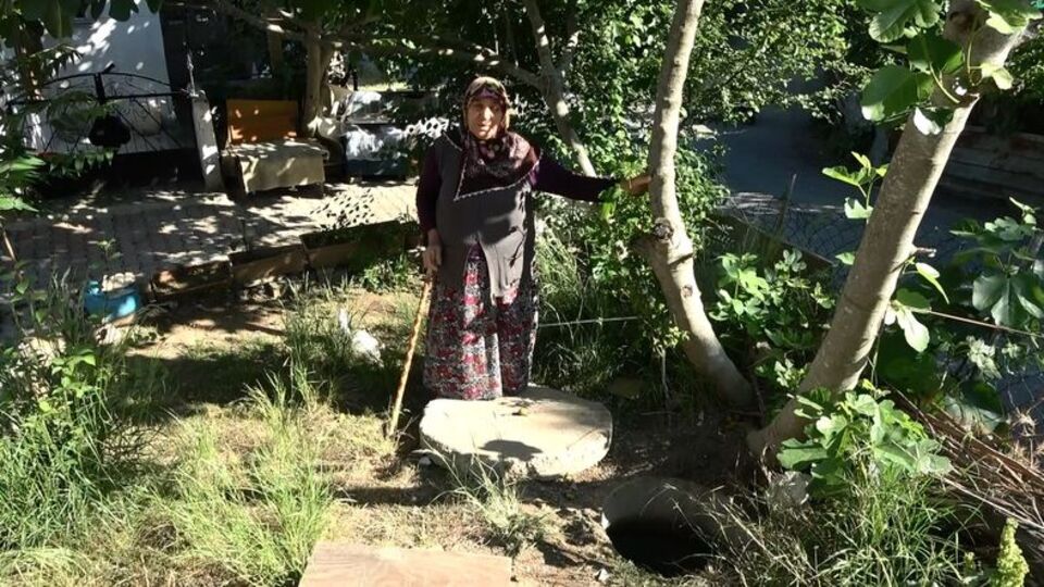 Kuyuya düşen ördek kurtarılmayı bekliyor