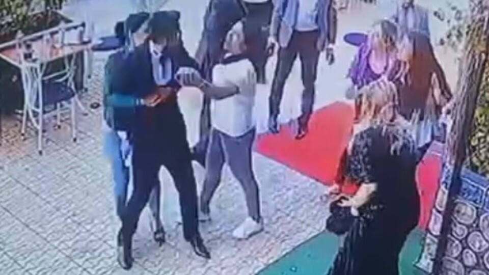 Damat, ücret tartışmasında kadın kuaförü dövdü!