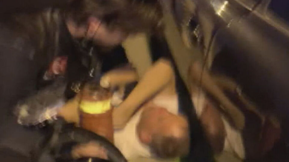 Kurtarıcılar! Darp edilen kadının yardımına koştular